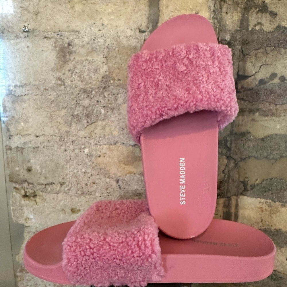 Steve Madden Plush Pink Slides - Picture 4 of 4